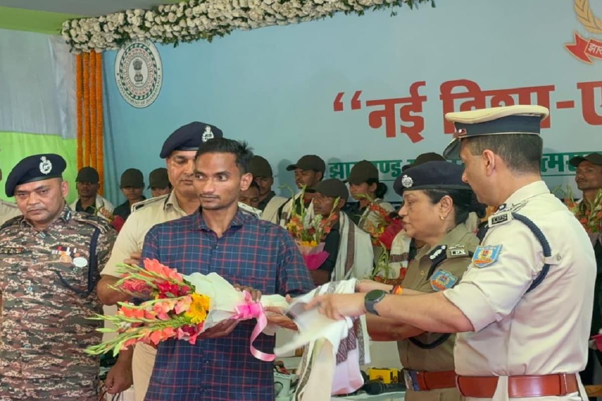 आंध्र प्रदेश के नक्सलियों को भी भायी झारखंड की आत्मसमर्पण नीति, दो ने किया सरेंडर