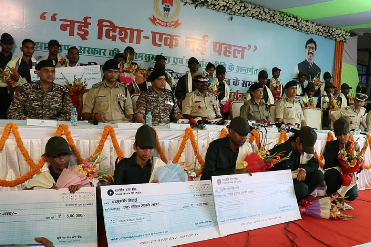 कोल्हान के युवक-युवतियों ने क्यों थामा बंदूक? पढ़ें सरेंडर करने वाले नक्सलियों की कहानी