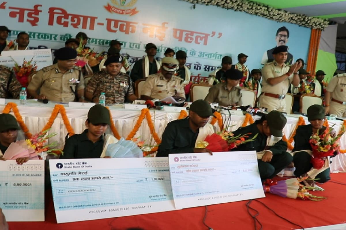 सिर्फ 10 साल की उम्र में नक्सली बन गया था करण उर्फ डांगुर, पूरी कहानी जानें पिता की जुबानी