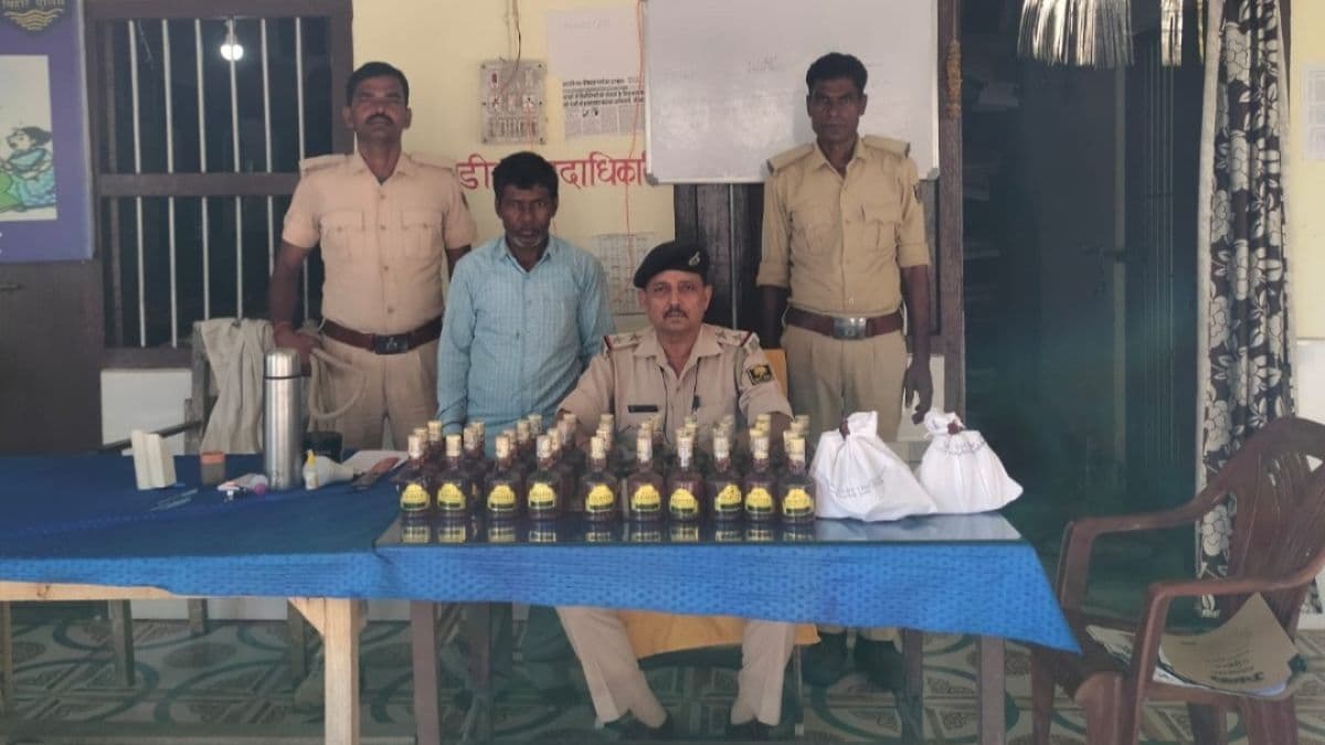 अररिया के सिकटी में 45 बोतल शराब के साथ तस्कर गिरफ्तार, बरदाहा पुलिस की बड़ी कार्रवाई