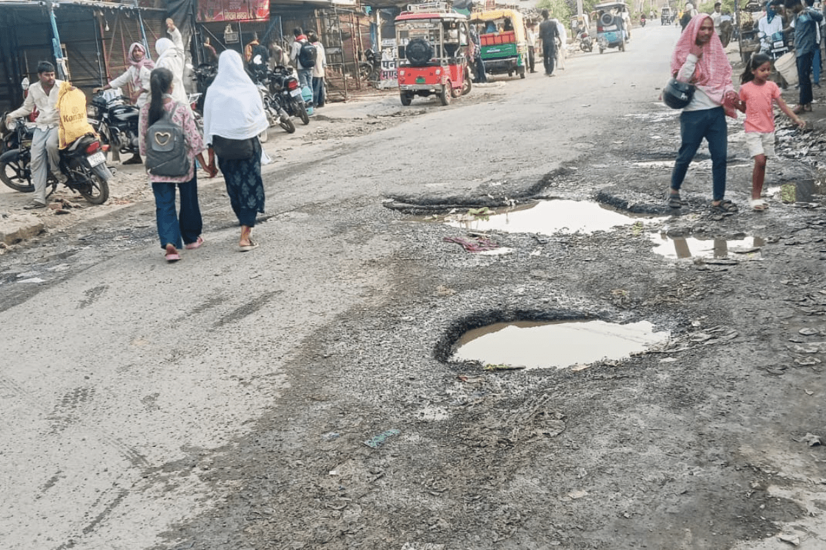 एक माह बाद भी नहीं भरे गए गड्ढे, अब ले रहे बड़े आकार, जलनिकासी व्यवस्था भी बदहाल