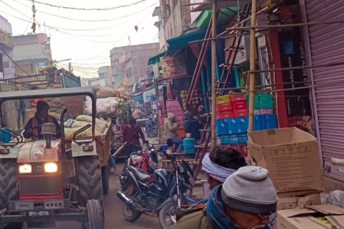 नोखा में सड़क पर अतिक्रमणकारियों का कब्जा, फुटपाथ पर सज रही दुकानें