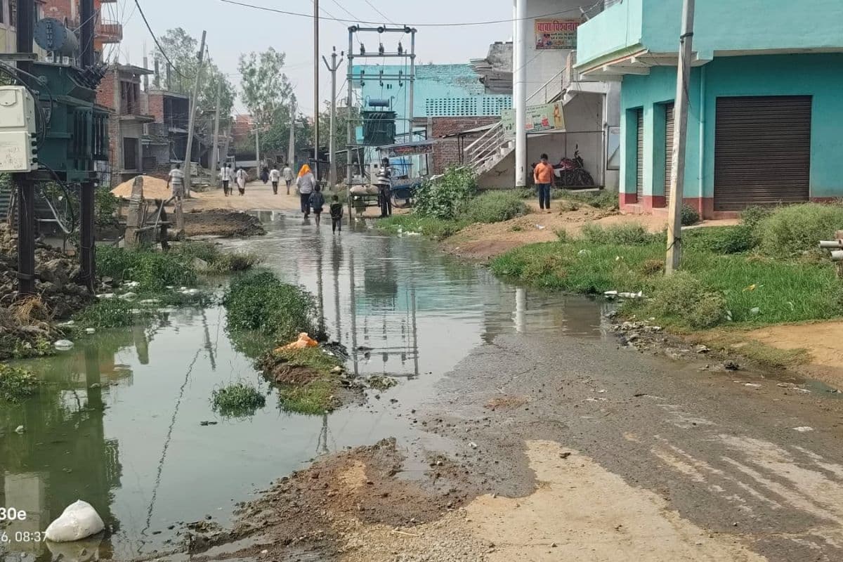 नाला नहीं, सड़क बनी नहर : फाखराबाद में गंदे पानी से होकर आवागमन कर रहे लोग