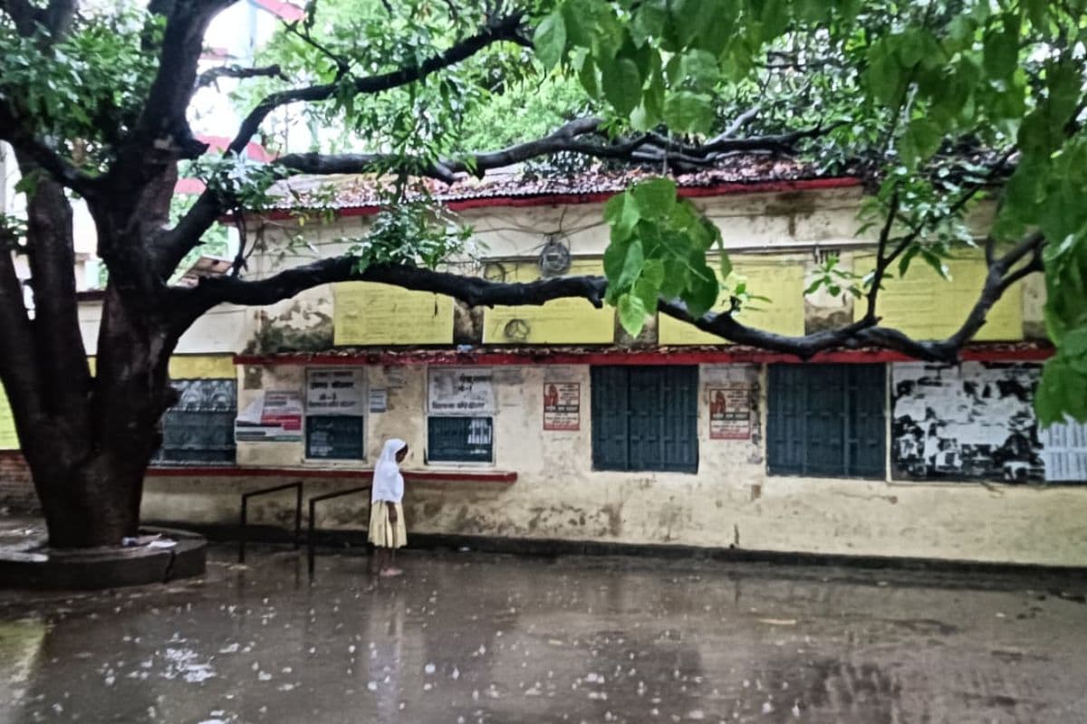 हल्की बारिश में ही प्रखंड परिसर तालाब में तब्दील, RTPS काउंटर के सामने जलजमाव से रेंगने को मजबूर हुए लोग