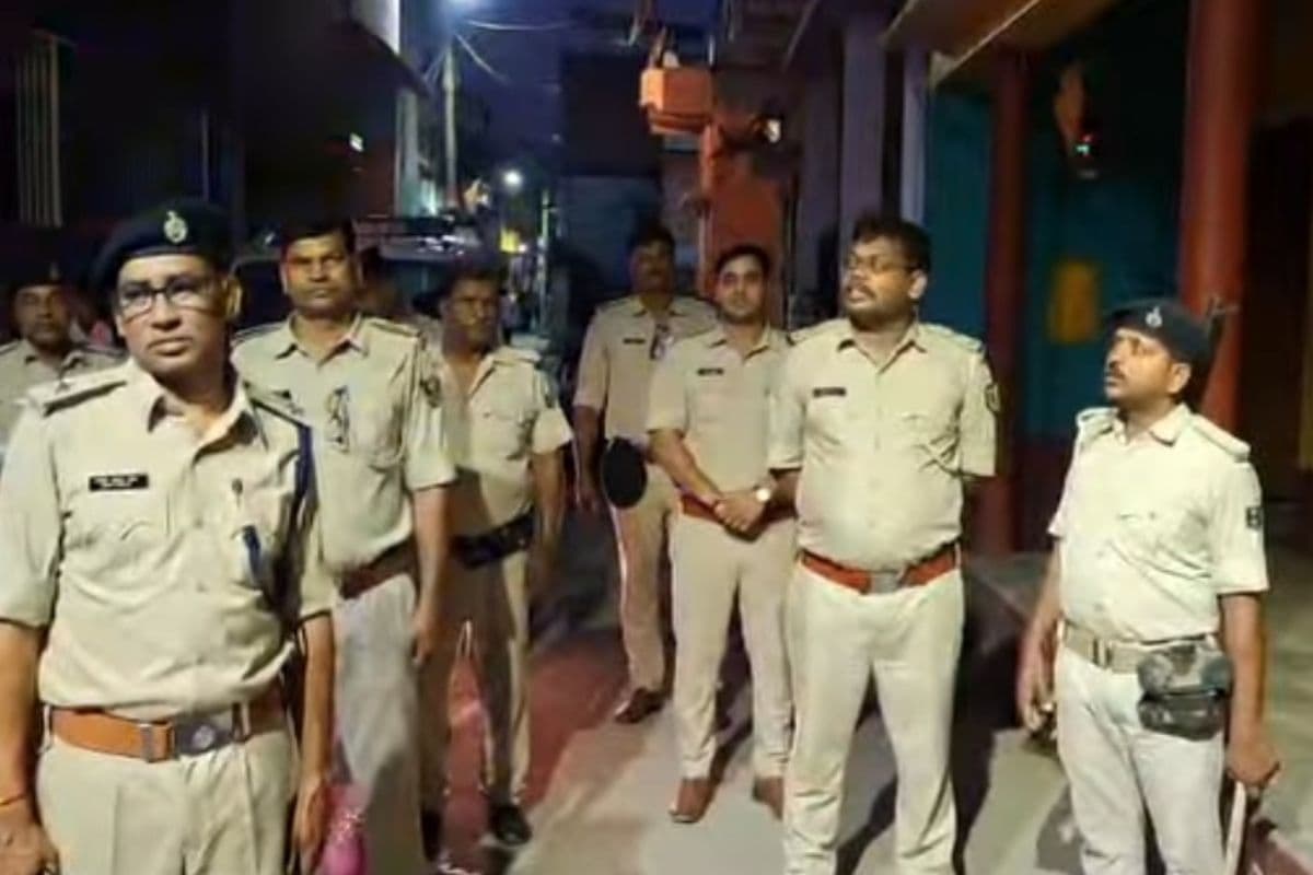 बकरीद को शांतिपूर्ण तरीके से संपन्न कराने को लेकर नोखा में पुलिस का फ्लैग मार्च
