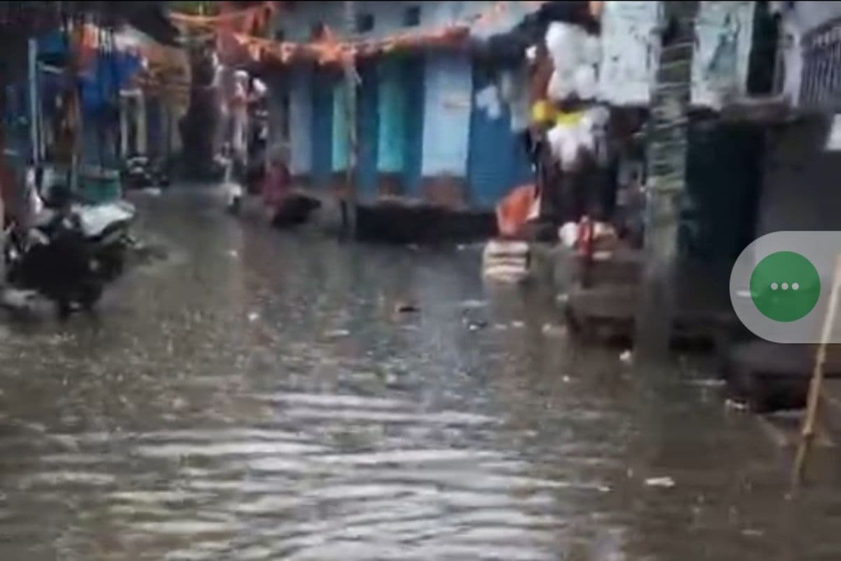 हुलासगंज बाजार में आफत की बारिश: दर्जनों दुकानों और घरों में घुसा नाली का पानी, 10 साल से नाले की सफाई न होने पर भड़के लोग