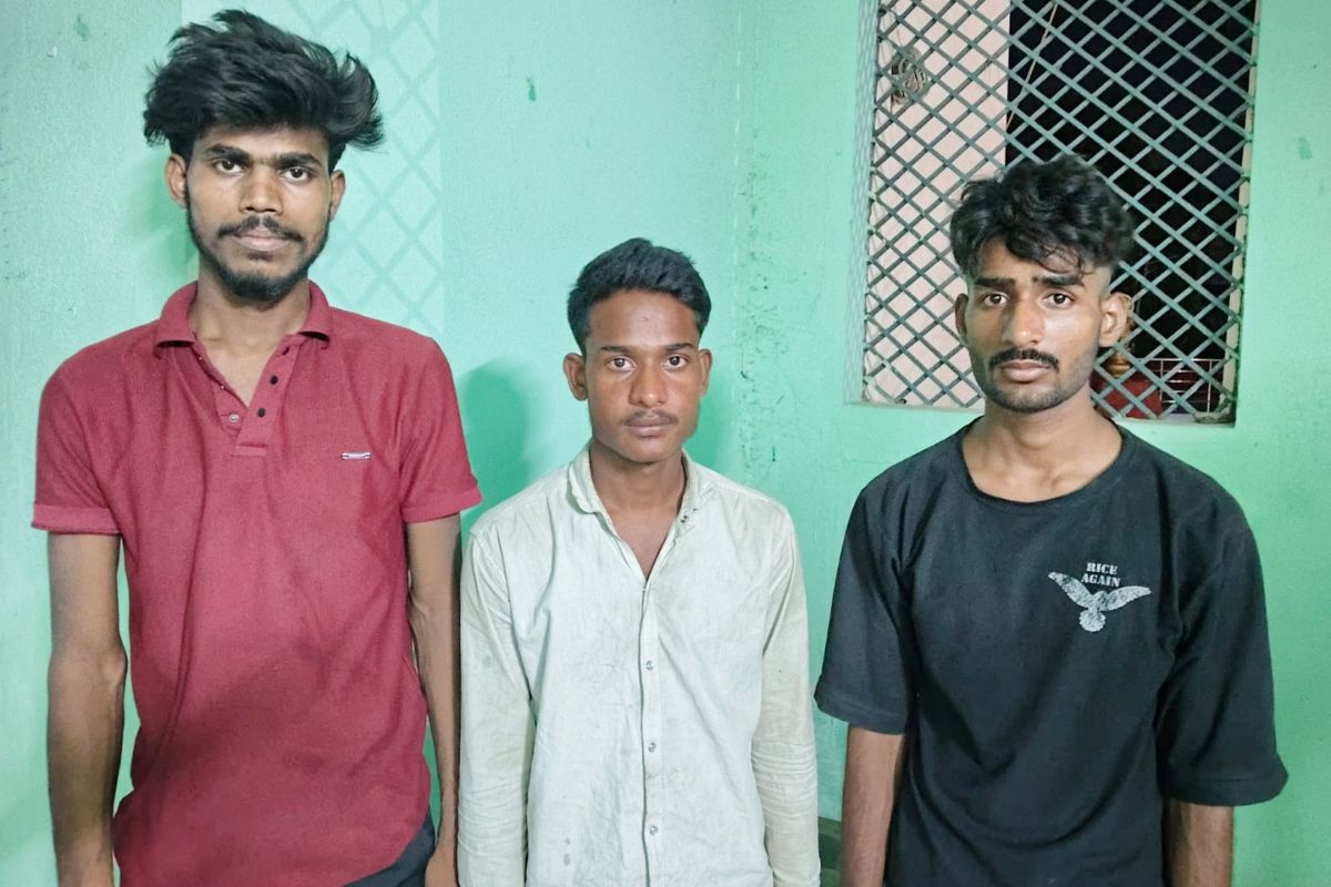 बेलाव में संगठित अपराध की योजना बनाते तीन युवक बाइक समेत गिरफ्तार
