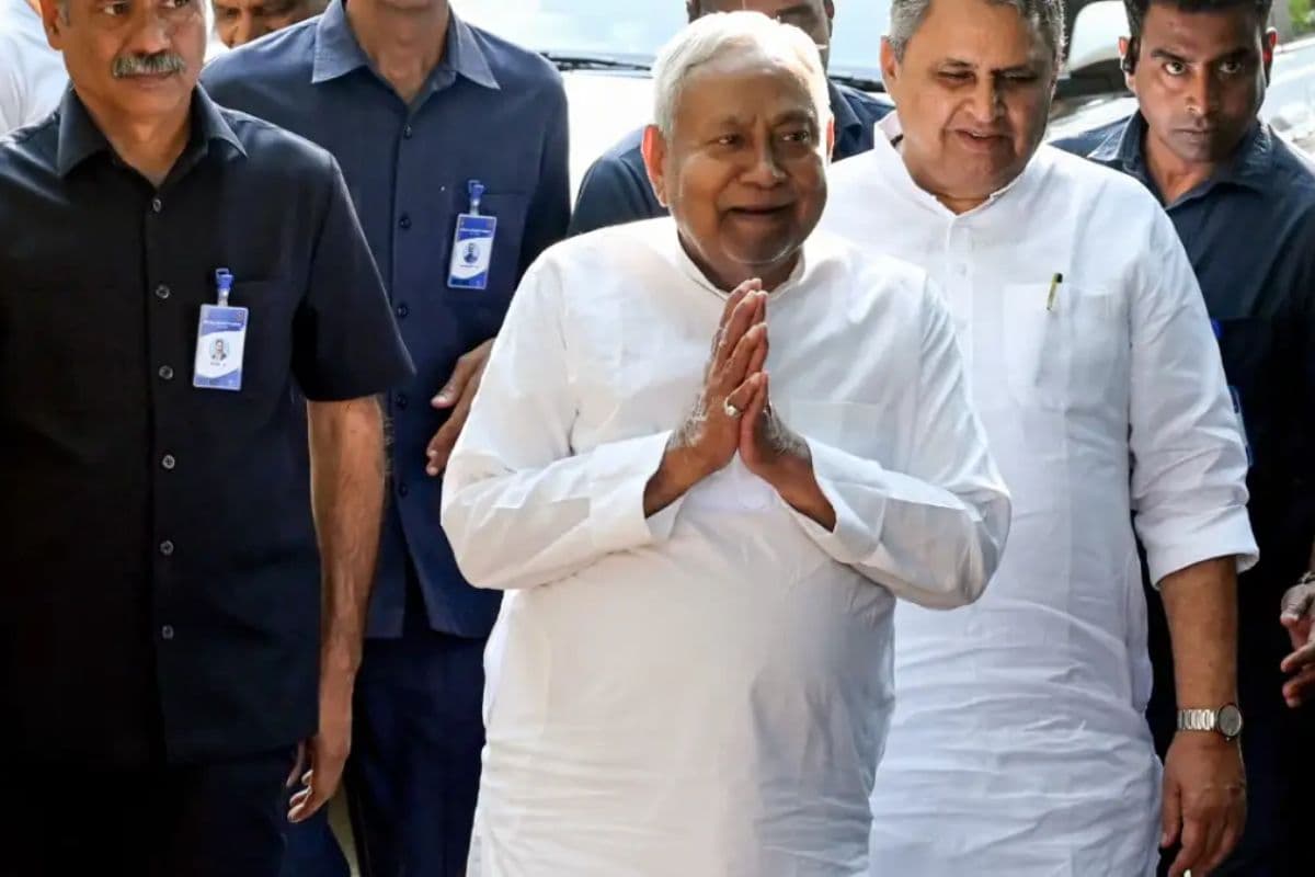 अचानक JDU दफ्तर पहुंचे नीतीश कुमार, जनता दरबार से पहले क्या चल रहा अंदर?