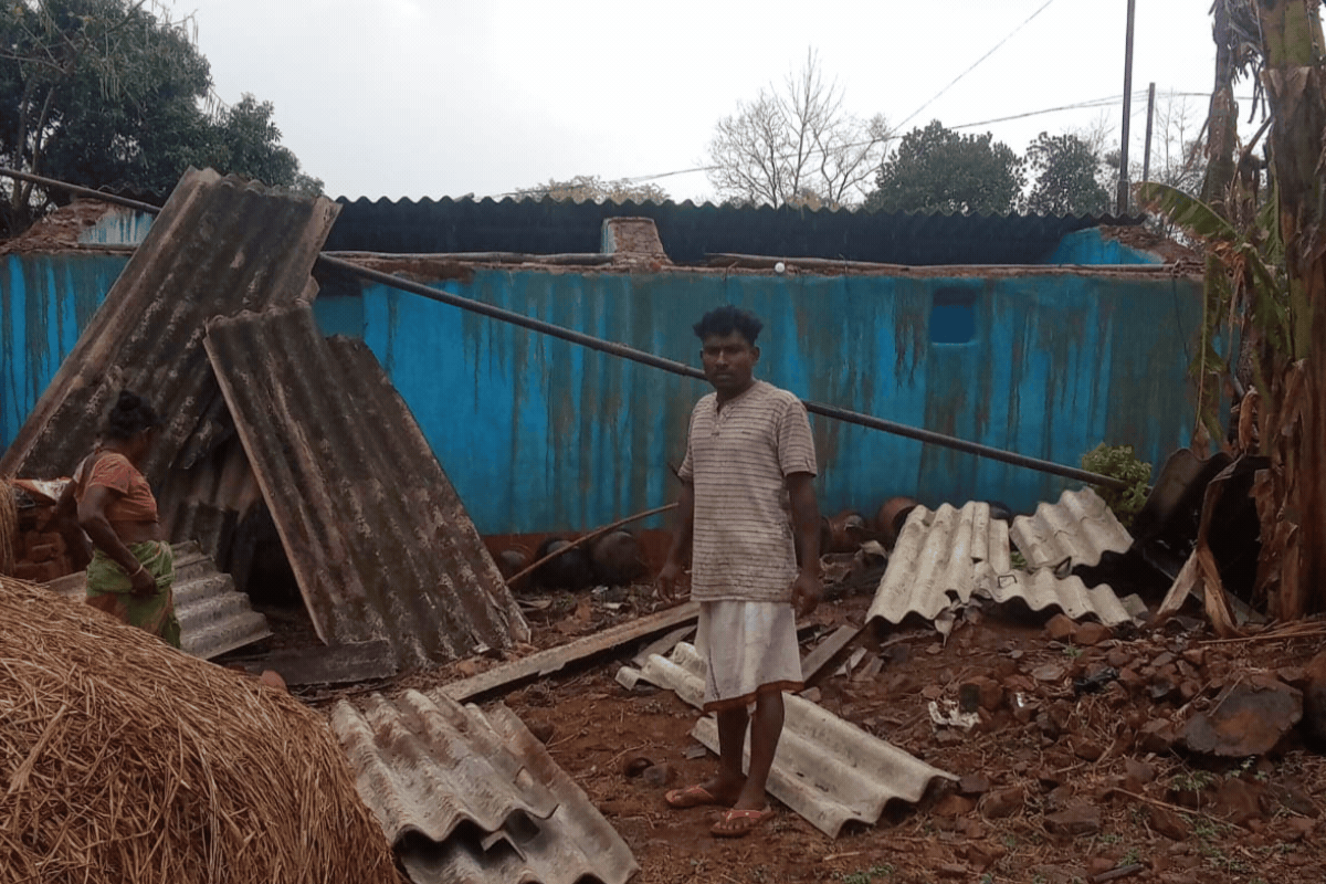 नोवामुंडी में आंधी-बारिश का कहर, दो घरों की छत उड़ी, हजारों का नुकसान 