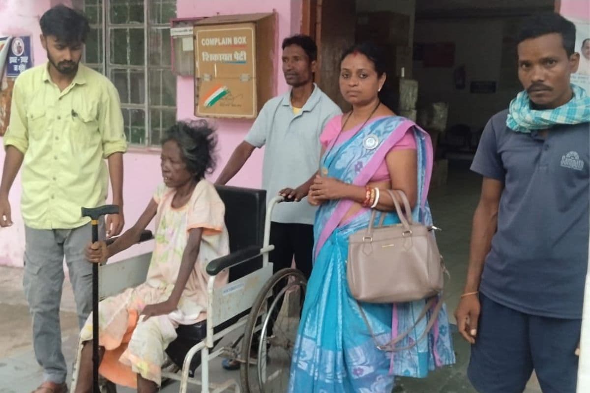 प्रभात खबर इम्पैक्ट : नोवामुंडी में जिंदगी और मौत से जूझ रही महिला का परिजनों से हुआ मिलन 