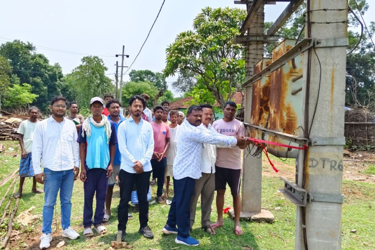 Chaibasa: विधायक की पहल से सिंदरीगुई में लौटी बिजली, 25 केवीए ट्रांसफॉर्मर का हुआ उद्घाटन