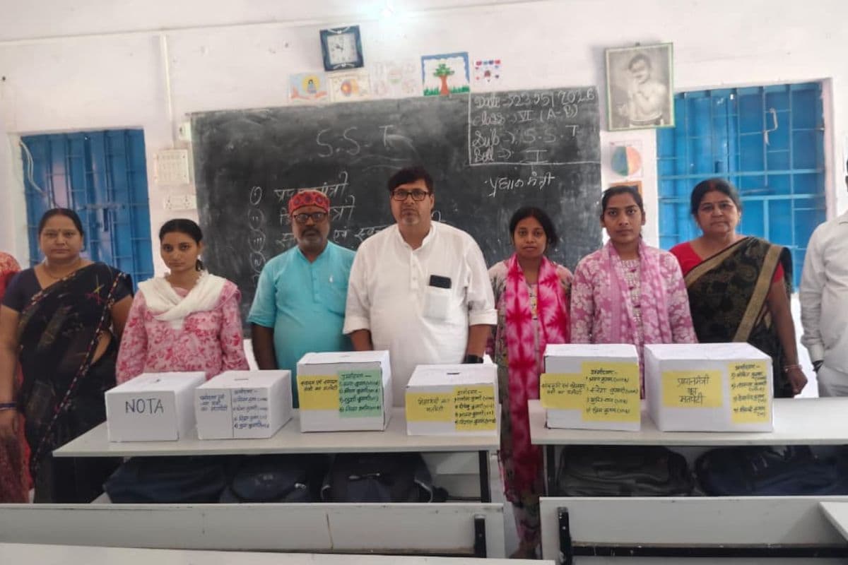 गुरुआ स्कूल में लोकतंत्र का उत्सव, बाल संसद चुनाव में बच्चों ने डाले वोट, इन पदों पर हुआ चुनाव