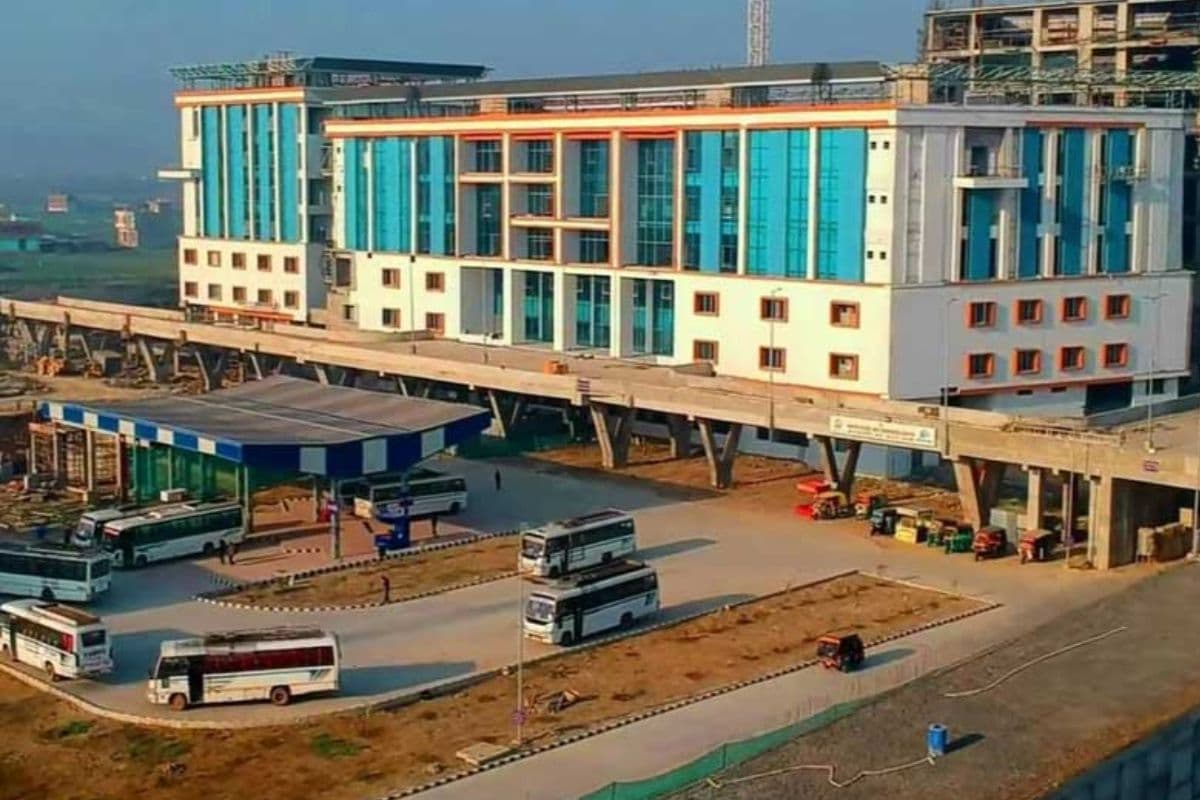 बैरिया बस स्टैंड में सरकारी बसों के गेट नंबर एक पर आने का विरोध, प्राइवेट बस चालकों ने शिफ्टिंग की मांग की