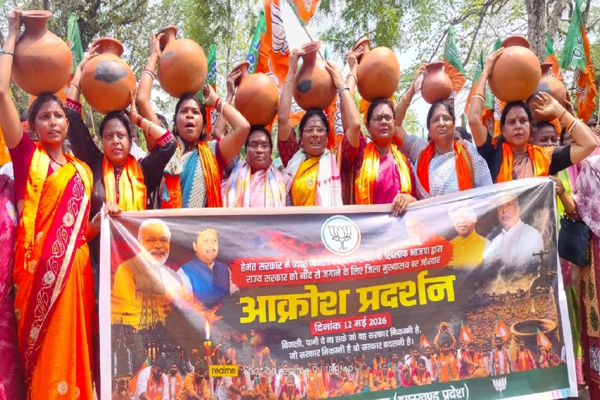बिजली-पानी संकट पर भाजपा का प्रदर्शन, सिर पर मटका लेकर जताया विरोध