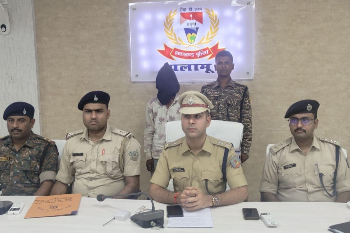 पलामू पुलिस का 'सुपर सैटरडे': हत्या, लूट और फायरिंग के 4 बड़े मामलों का खुलासा, 6 अपराधी गिरफ्तार