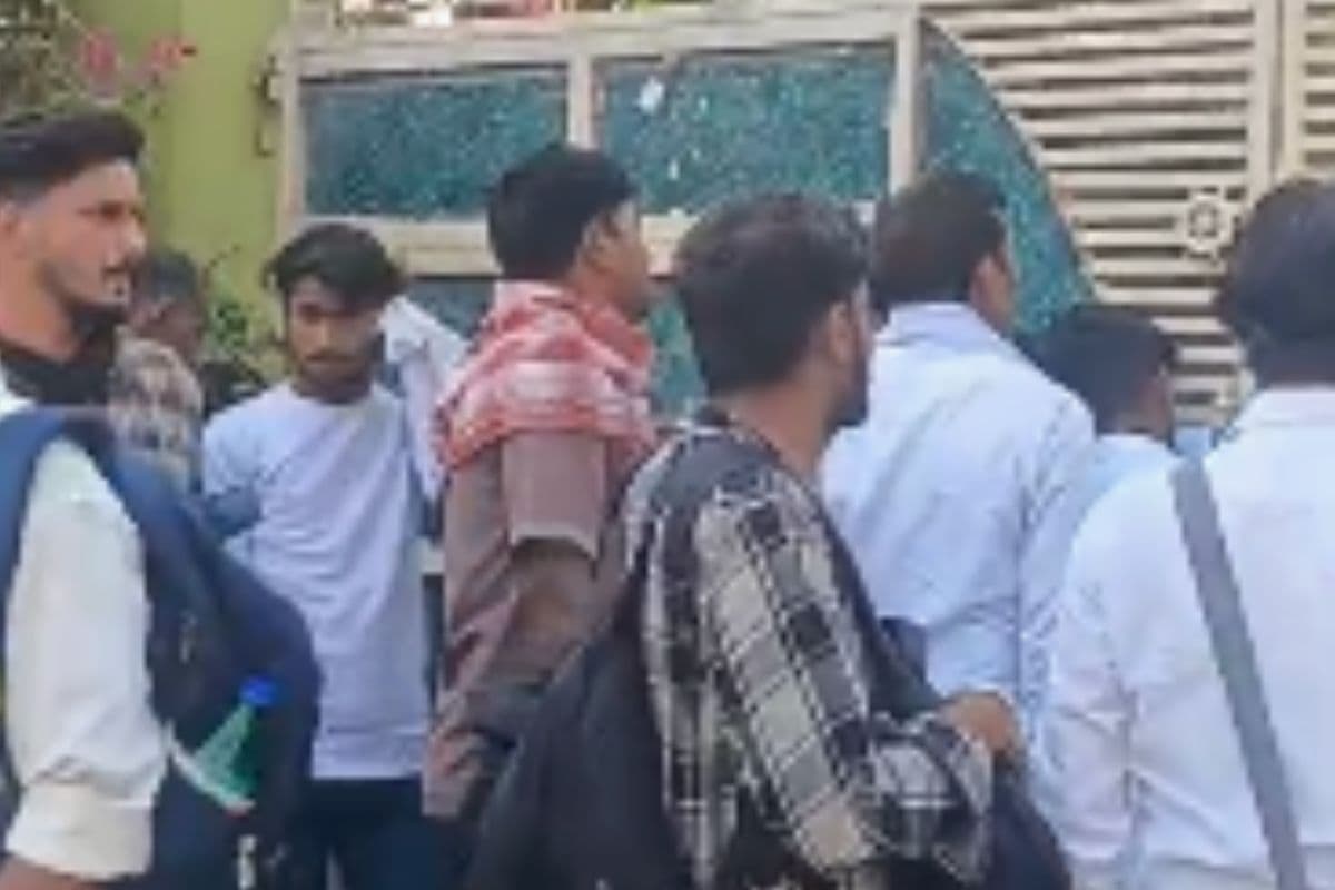 पलामू नीट परीक्षा अपडेट: भारी हंगामे के बाद 48 छात्रों की परीक्षा शुरू, DC और SP ने खुद संभाली कमान