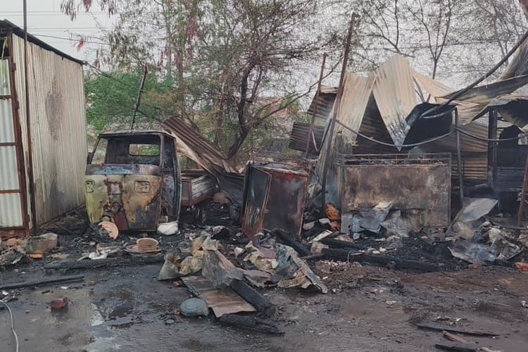 पलामू : शॉर्ट सर्किट से आग लगने से तीन दुकान जलकर खाक, करीब नौ लाख का नुकसान