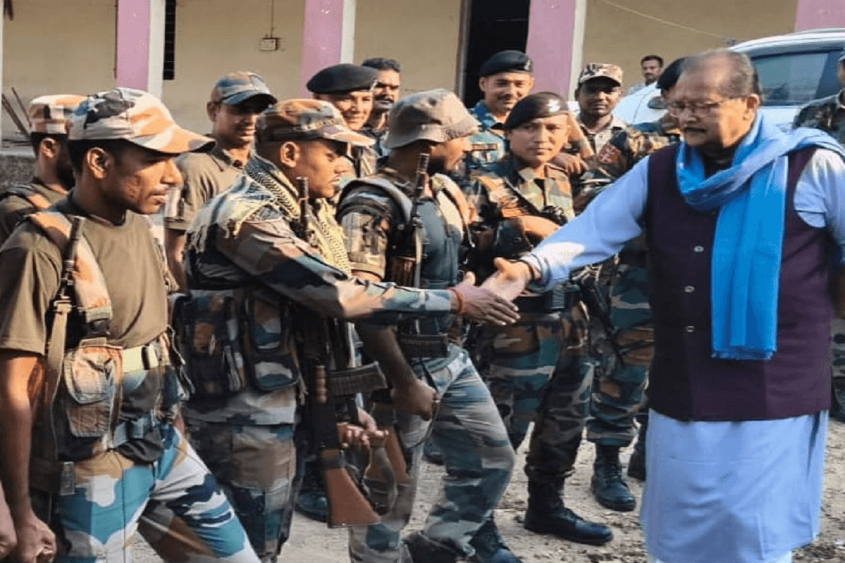वित्त मंत्री राधाकृष्ण किशोर ने उग्रवाद प्रभावित चेतमा पुलिस पिकेट का किया दौरा, जवानों का बढ़ाया हौसला