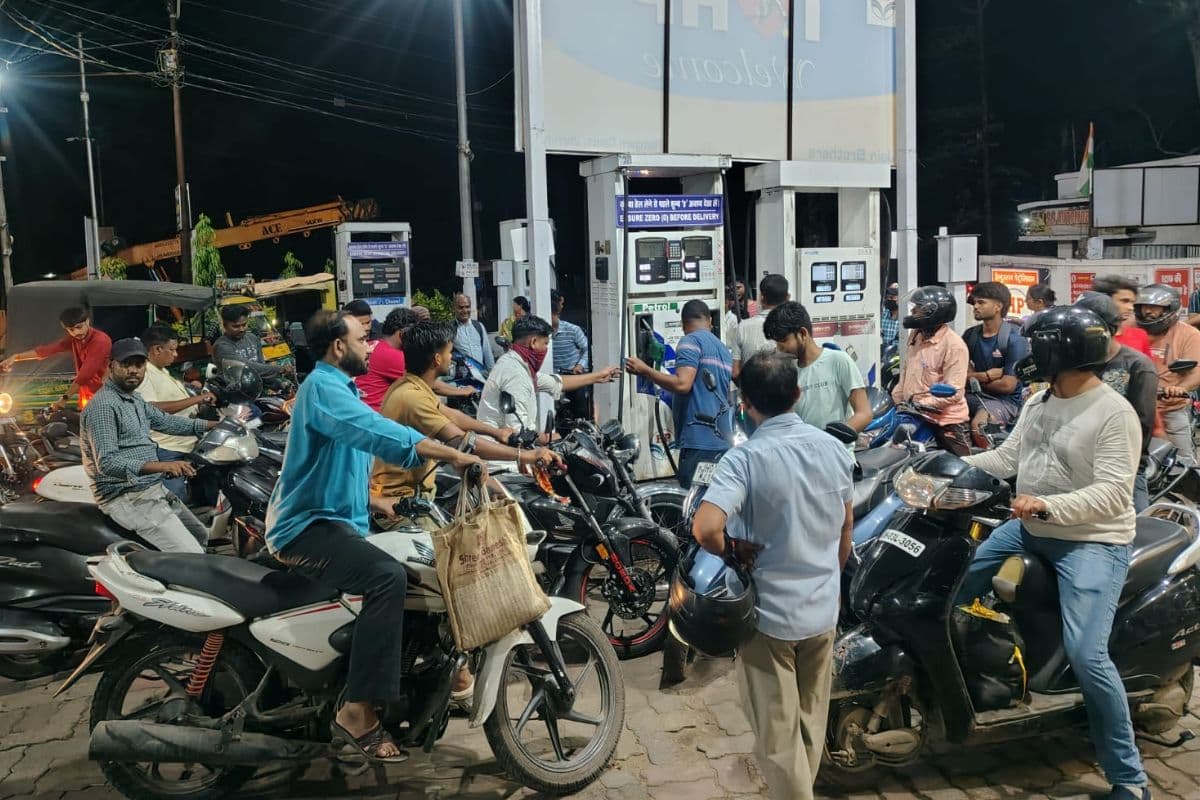 Ramgarh: शहर के कई पेट्रोल पंपों पर तेल की कमी, कहीं ड्राई तो कहीं लंबी कतार