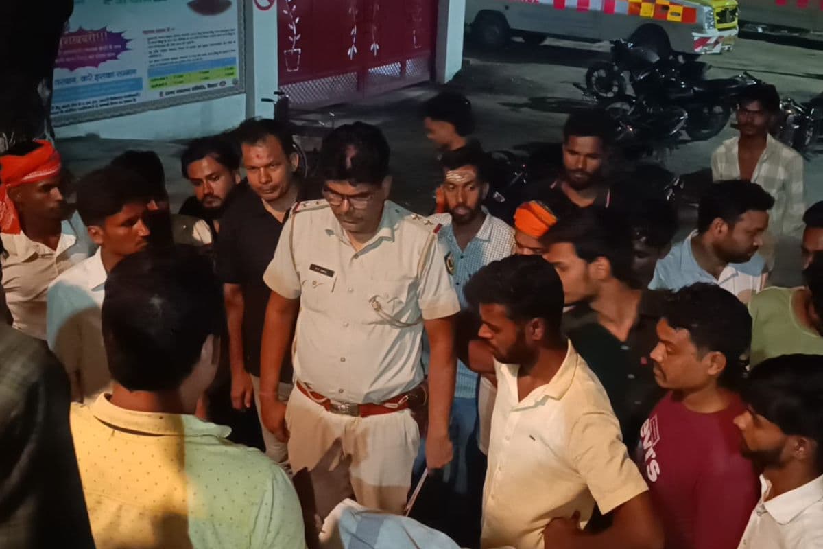 सीवान में भीषण सड़क हादसे में अधेड़ की मौत,परिजनों ने अस्पताल पर लगाया गंभीर आरोप