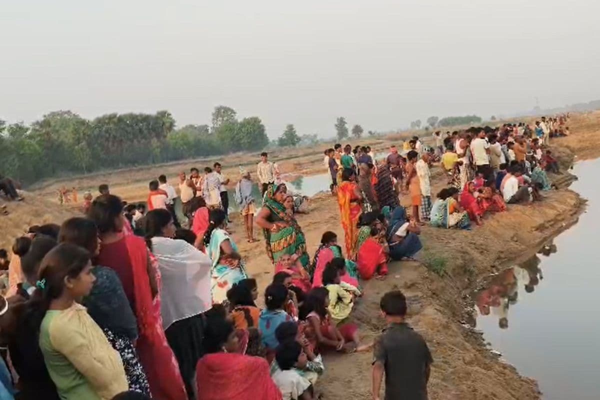 बालू खनन के गड्ढे में डूबा युवक, शव मिलने के बाद भड़के ग्रामीण, बजौरा घाट पर शुरू किया धरना