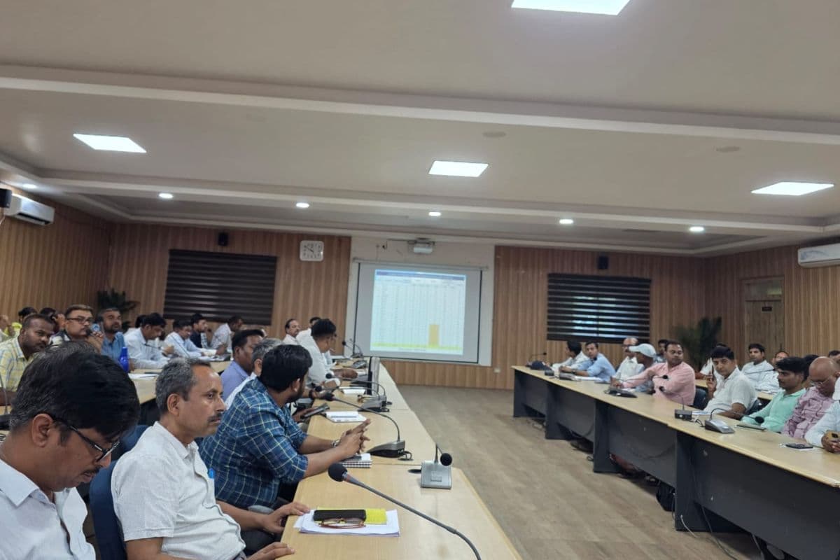 रोहतास में स्वास्थ्य विभाग की बड़ी बैठक, लापरवाह डॉक्टरों पर सिविल सर्जन का सख्त एक्शन, जवाब तलब