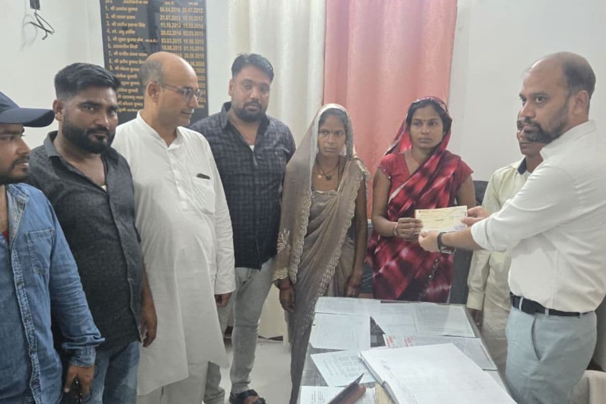 सारण में ठनका से किसान की मौत, परिजनों को सौंपा गया 4 लाख का मुआवजा