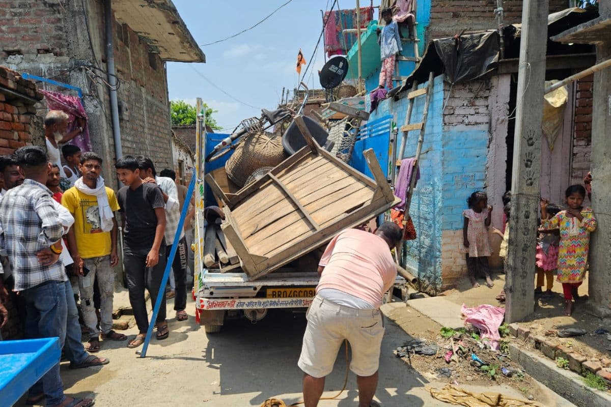सारण पुलिस का बड़ा एक्शन, फरार चल रहे पॉक्सो आरोपित के घर कुर्की-जब्ती