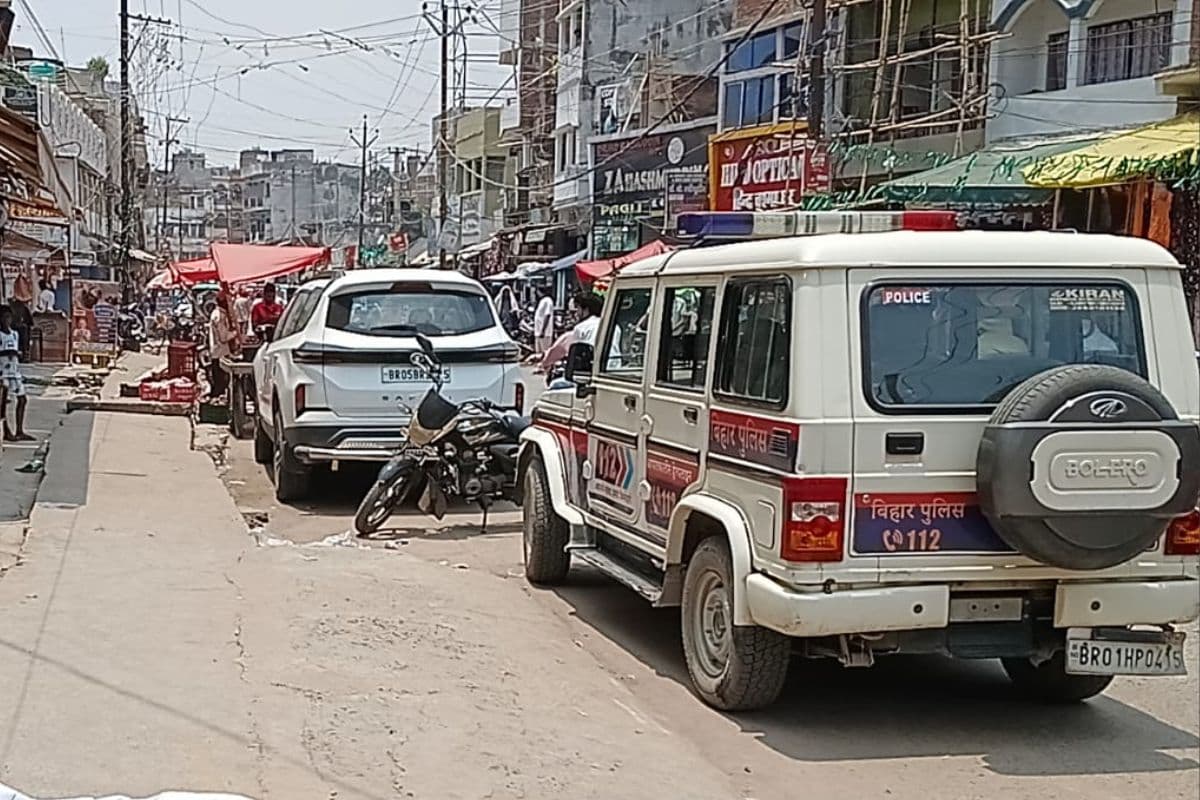 सीवान में हॉस्पिटल रोड पर पड़ा मिला संदिग्ध शव, हाथ में लगी थी नीडल