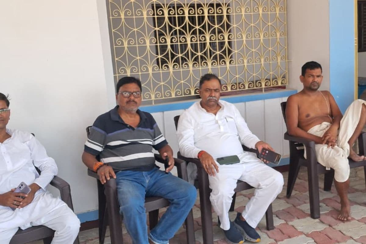 सारण में सड़क हादसे में बेटे को खोने वाले परिवार से मिले राजद नेता, इलाज के दौरान हुई थी मौत