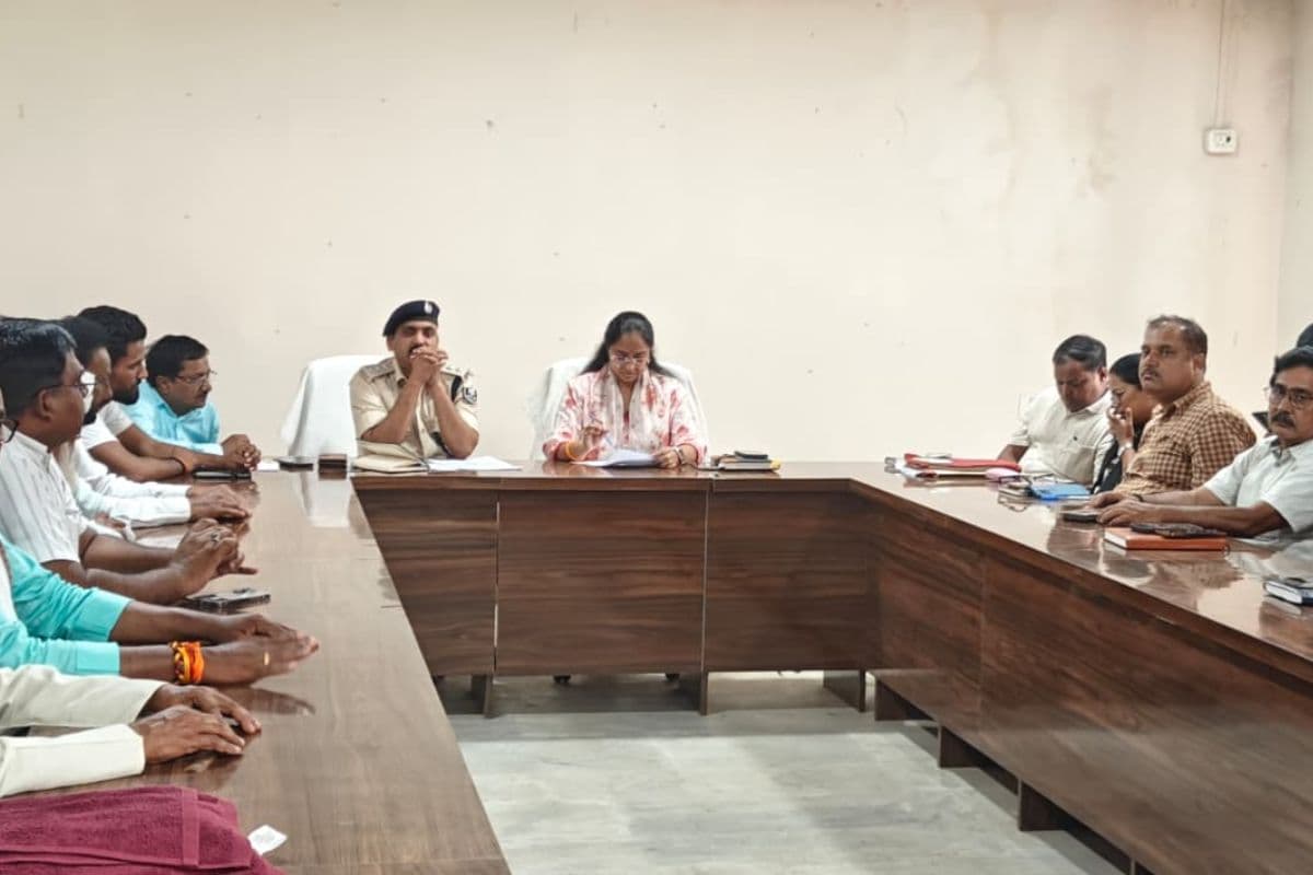 मढ़ौरा में बकरीद को लेकर हाई अलर्ट, शांति समिति की बैठक में प्रशासन ने दिए सख्त निर्देश