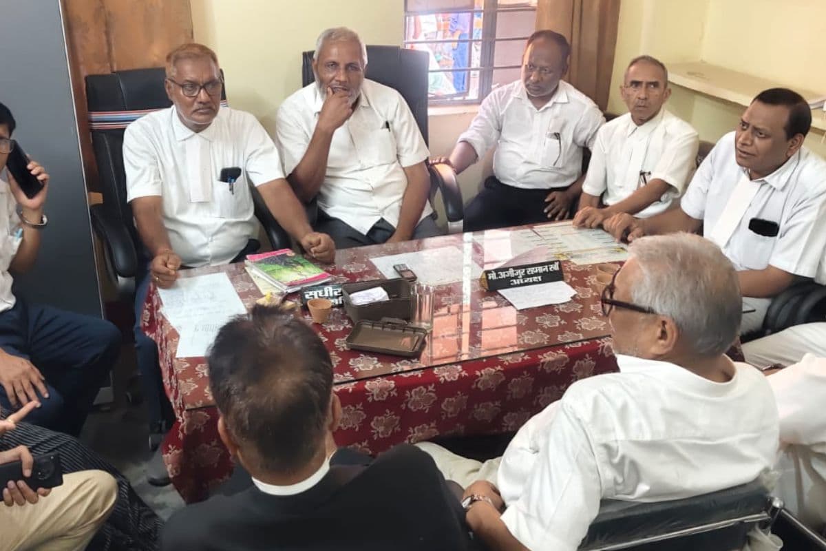 गुरुआ में हथकड़ी लगाकर कोर्ट में पेश करने पर भड़के वकील, बार एसोसिएशन ने डीएसपी को सौंपा ज्ञापन, थानाध्यक्ष के निलंबन की मांग