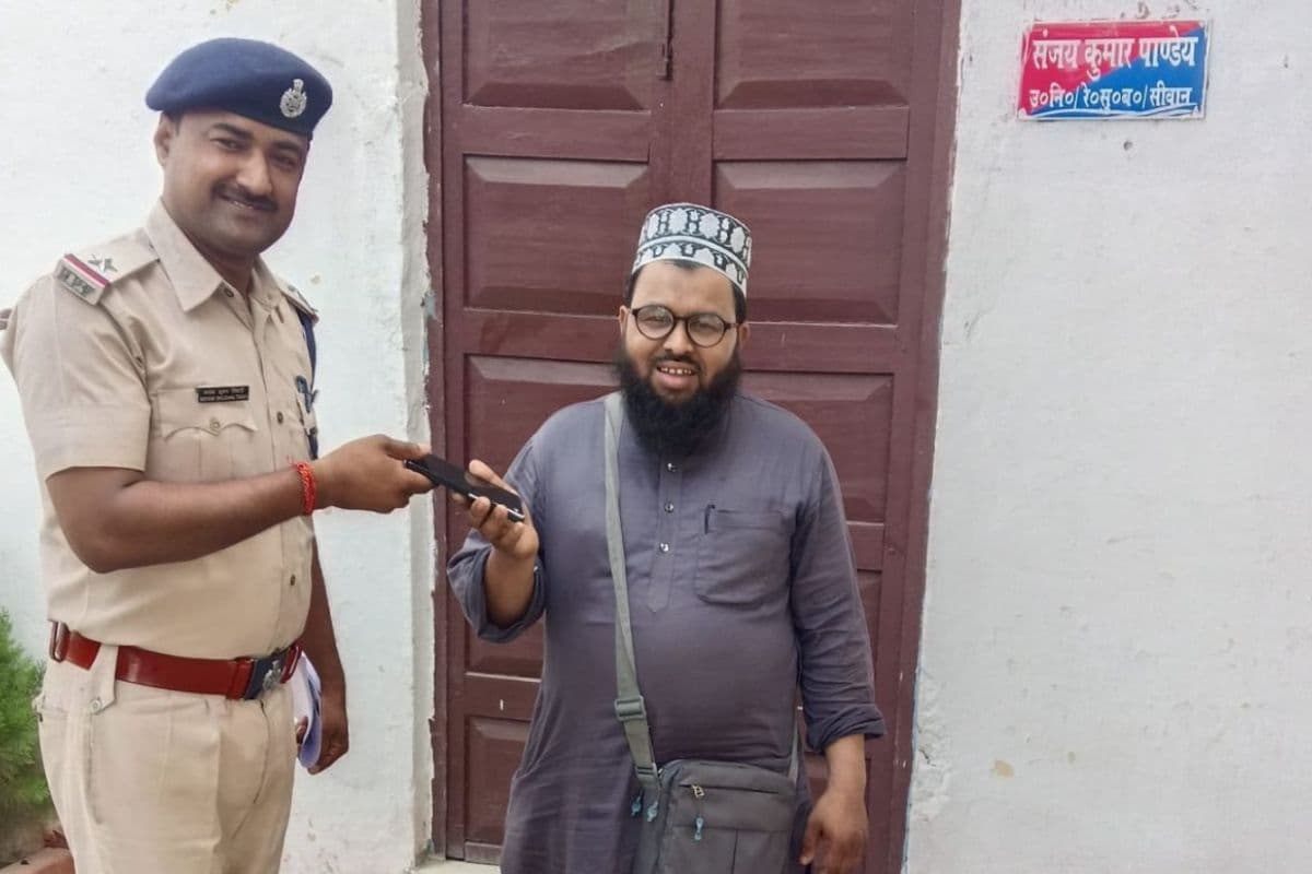 चलती ट्रेन से गिरा मोबाइल, सीवान आरपीएफ ने 'ऑपरेशन अमानत' के तहत ट्रैक से ढूंढकर यात्री को लौटाया
