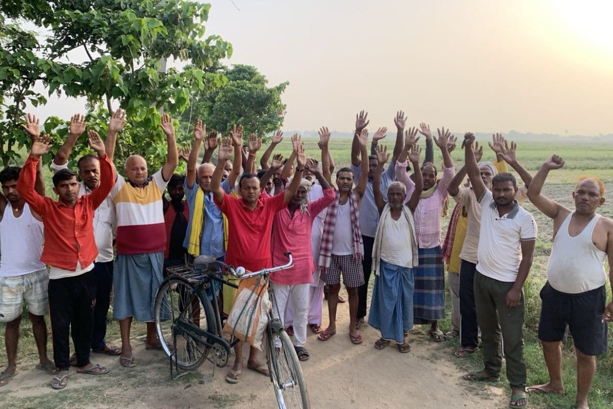 सारण में गड्ढों और जलजमाव से परेशान ग्रामीणों का फूटा गुस्सा, सड़क निर्माण की मांग को लेकर प्रदर्शन