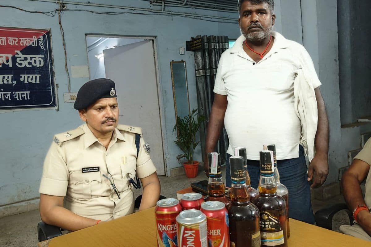 बेलागंज के बेला रॉयल होटल में पुलिस की रेड, भूसे में छुपी मिली विदेशी शराब, संचालक गिरफ्तार
