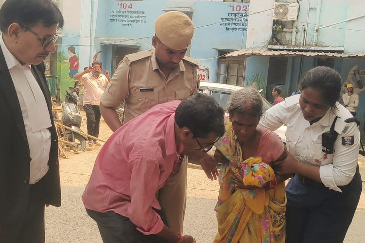 ट्रैफिक पुलिस की संवेदनशीलता : भीषण गर्मी में सड़क पर गिरी वृद्ध महिला को बचाया