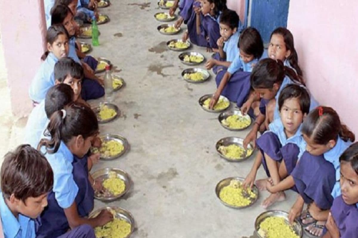 सीवान में बच्चों के एमडीएम के साथ हेडमास्टर कर रहे थे खेला, जांच में पकड़ाएं, 34 हजार का जुर्माना, 7 दिन का अल्टीमेटम