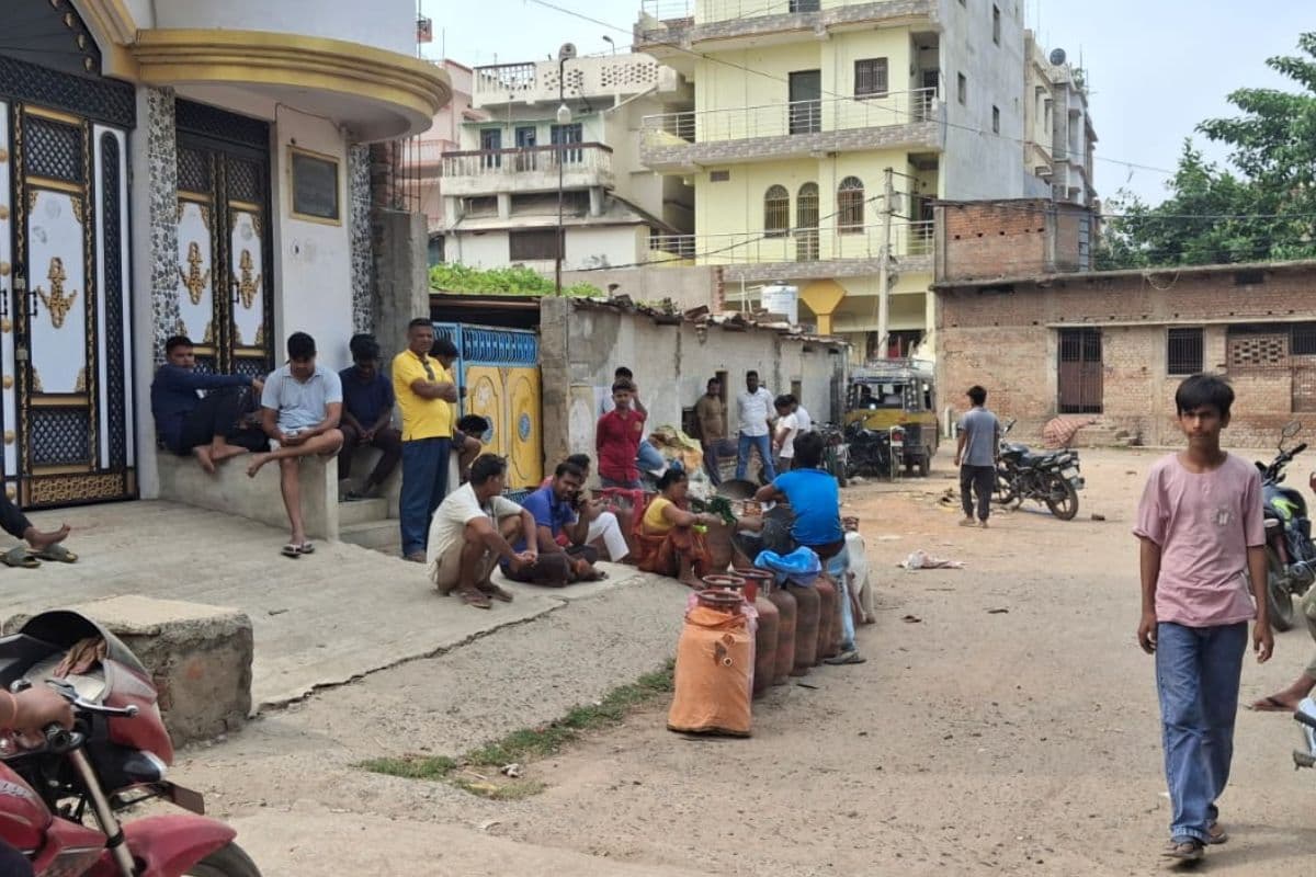 छपरा में गैस संकट से उपभोक्ता परेशान, भारत गैस गोदाम पर सुबह 6 बजे से लग रही लंबी कतारें