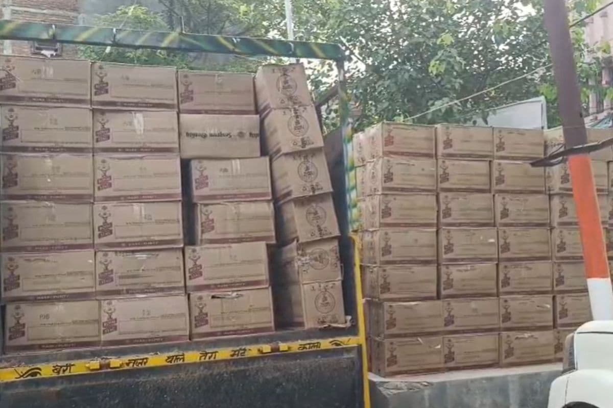 बिहार में शराब तस्करों के हौसले बुलंद, मैरवा में ट्रक के तहखाने से भारी मात्रा में अंग्रेजी शराब बरामद