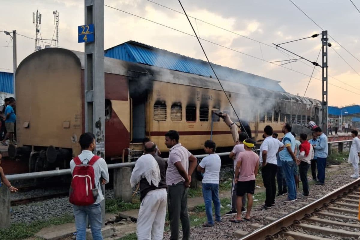 सासाराम से पटना आने वाली ट्रेन की बोगियों में लगी आग, रेलवे स्टेशन पर मची अफरा-तफरी...