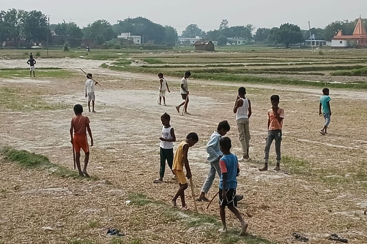 भीषण गर्मी से स्कूल बंद, तपती धूप में क्रिकेट खेल रहे छात्र, सीवान में छुट्टी मिलते ही खेतों में उतरे बच्चे