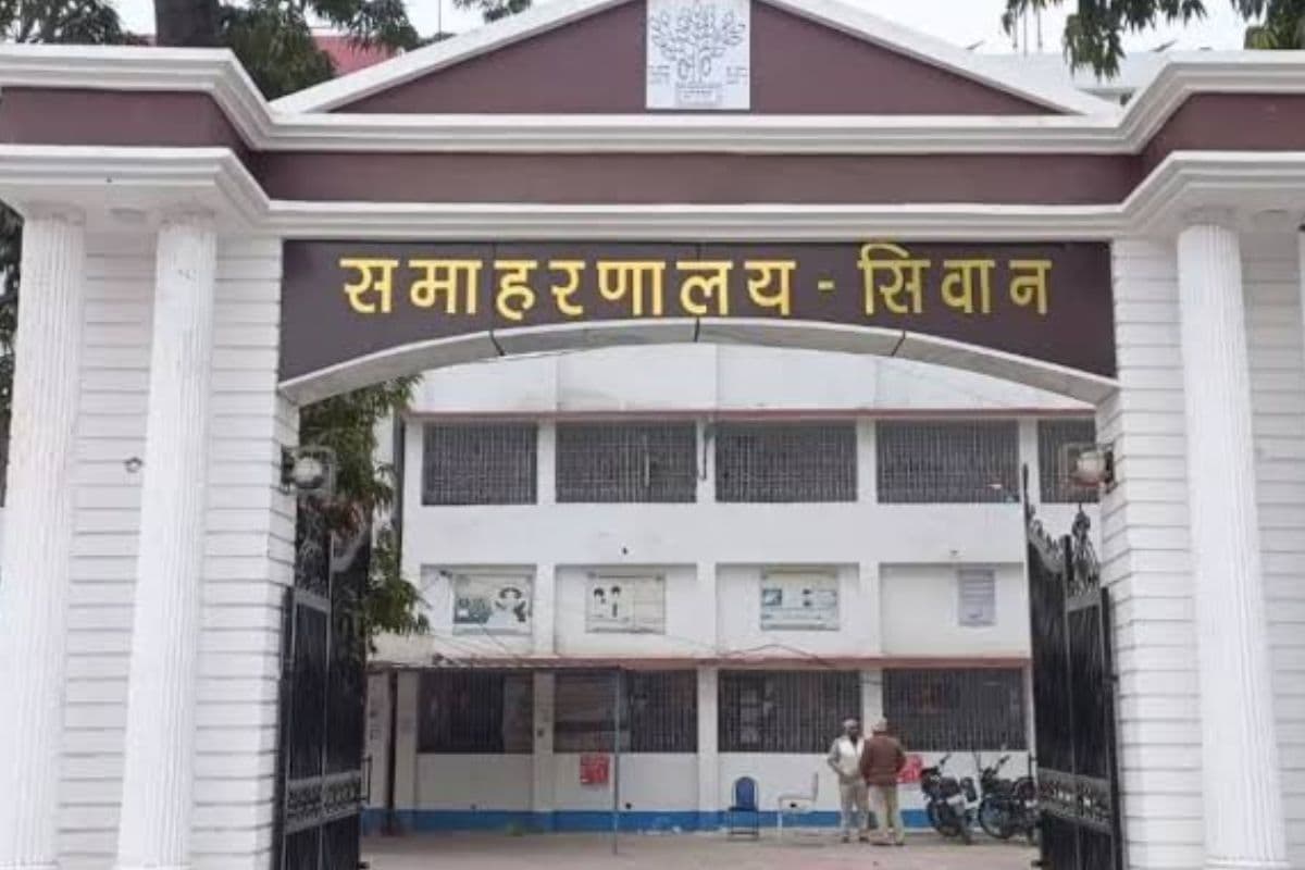 सीवान डीएम का बड़ा एक्शन, 90 हड़ताली पंचायत सचिव निलंबित, BDO को भी सख्त आदेश