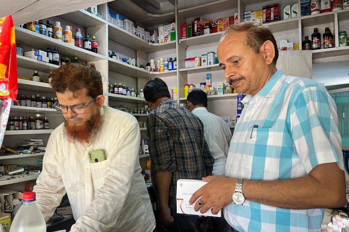 छपरा में बिना लाइसेंस चल रही दवा दुकान, ड्रग इंस्पेक्टर ने छापेमारी में जब्त की 40 तरह की दवाएं...