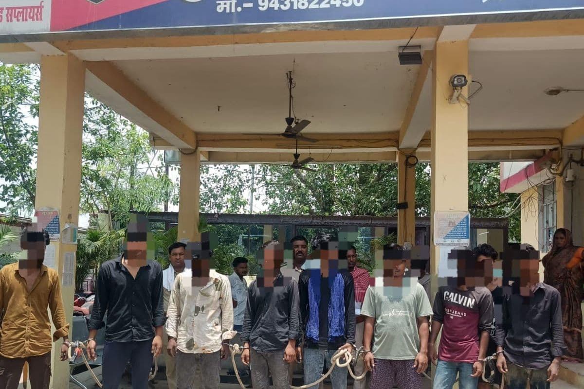 सारण में फोरलेन पुल के पास अपराधियों की चल रही थी मीटिंग तभी पहुंची पुलिस, 9 शातिर गिरफ्तार, हथियार बरामद