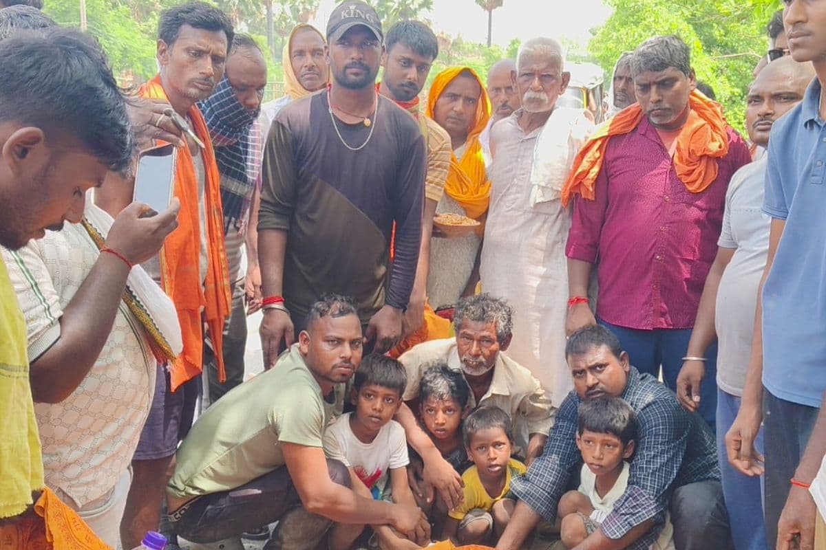 दादा की गोद में बैठ मासूम बेटे ने पिता को दी मुखाग्नि, गुजरात से गया पहुंचा शव तो रो पड़ा पूरा गांव