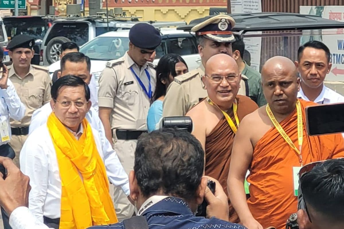 महाबोधि मंदिर पहुंचे म्यांमार के राष्ट्रपति मिन आंग ह्लाइंग, भिक्षुओं ने खादा भेंट कर किया स्वागत