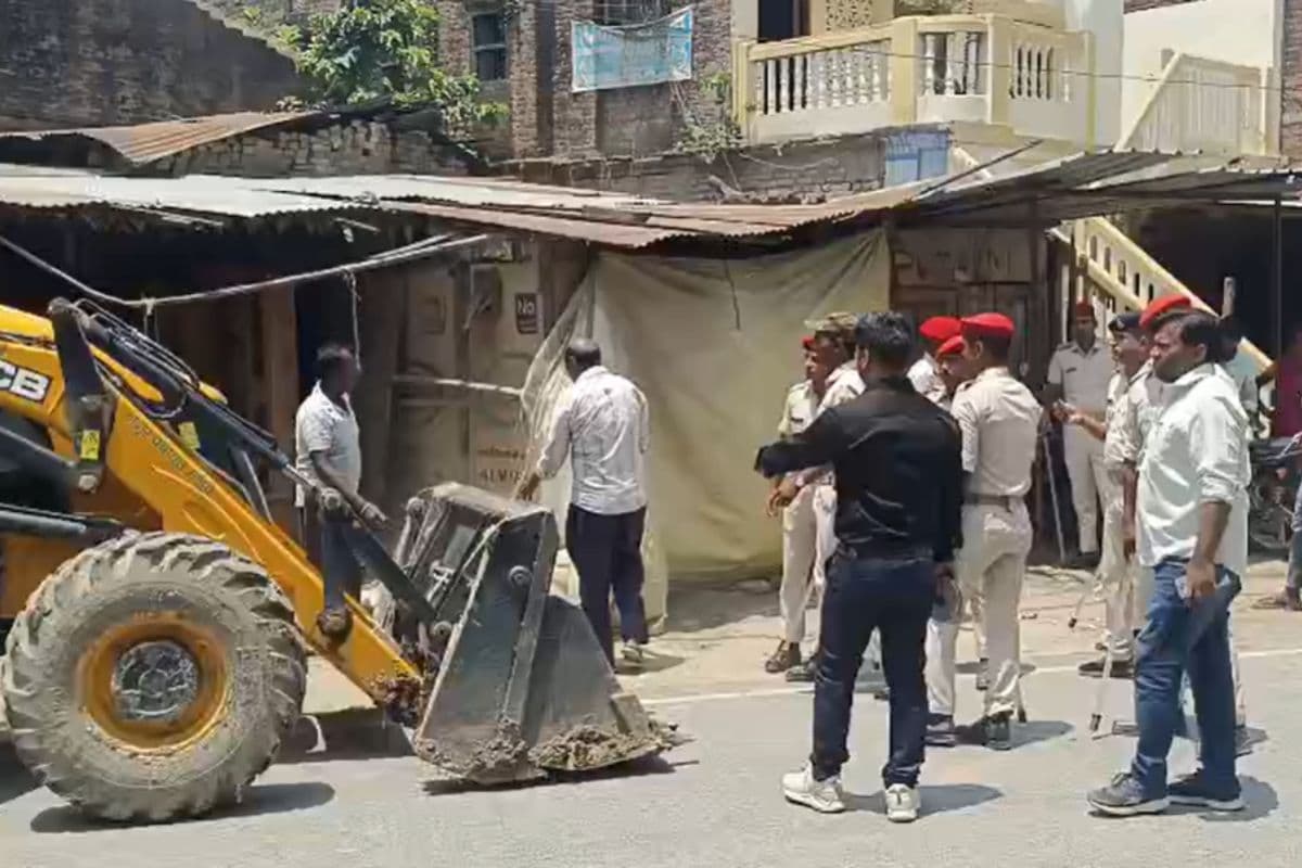 सारण के मांझी में अतिक्रमण हटाओ अभियान शुरू, प्रशासनिक टीम ने बुलडोजर से ध्वस्त किए कई अवैध निर्माण
