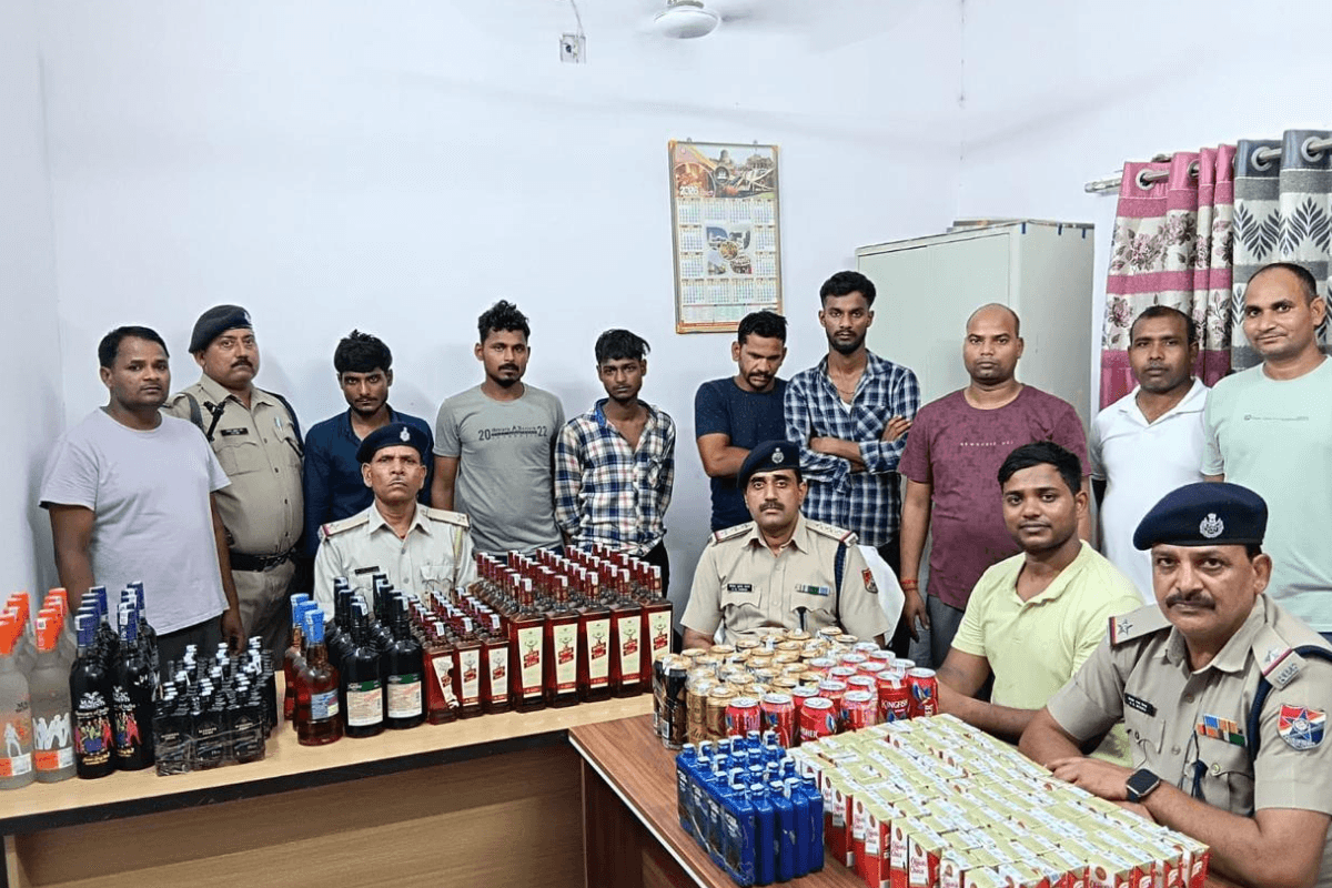 छपरा में ट्रेन से हो रही थी शराब की तस्करी, ईसी टू कोच में बैठे थे तस्कर, पुलिस ने 5 को दबोचा