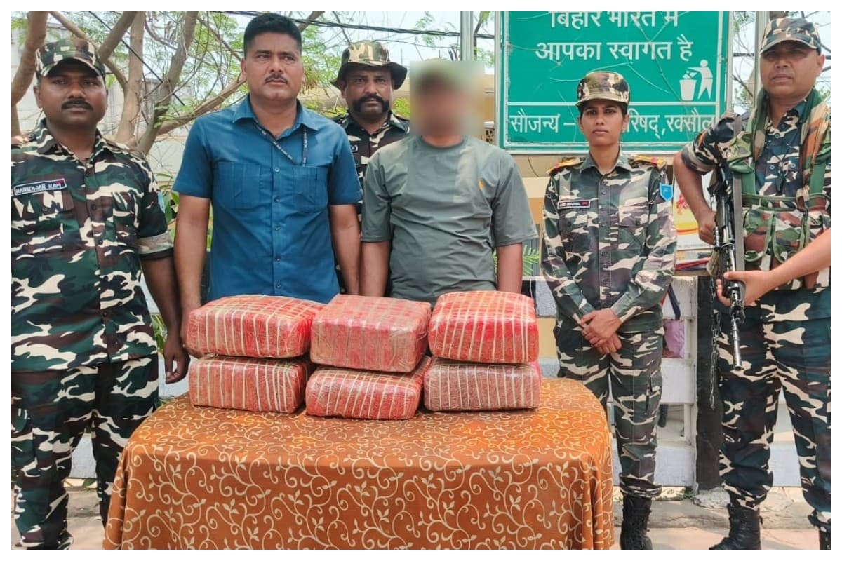 Motihari News: रक्सौल बॉर्डर पर एसएसबी की बड़ी कार्रवाई, नेपाल से आ रही कार से 34 किलो गांजा जब्त