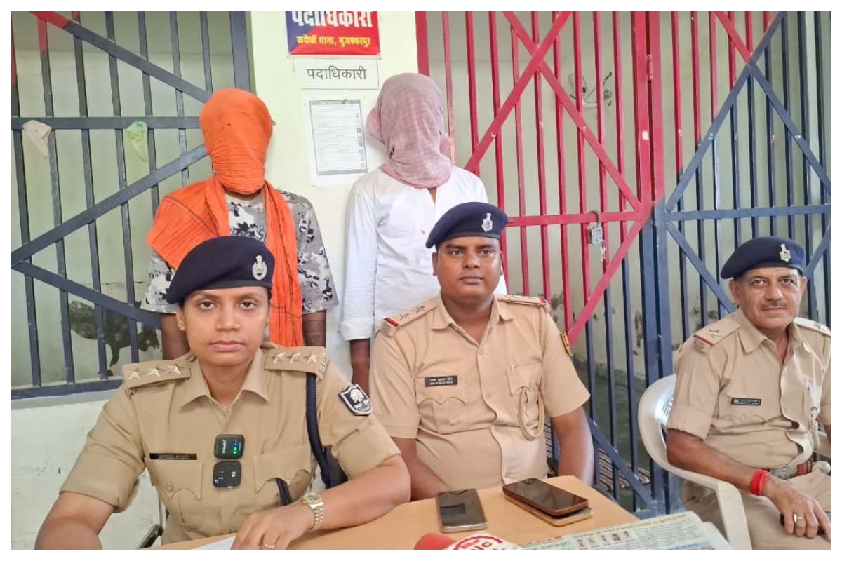 Muzaffarpur News: मुर्गी फार्म में चल रही नकली विदेशी शराब की फैक्ट्री का भंडाफोड़, नेपाल के धंधेबाज सहित दो गिरफ्तार